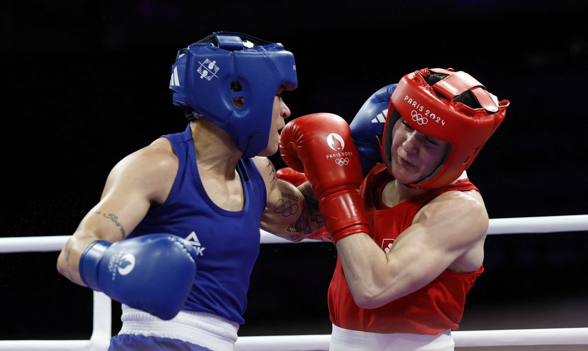 Paris 2024 Olympics - Boxing - Women's 60kg - Semifinal - North Paris Arena, Villepinte, France - August 03, 2024. Kellie Harrington of Ireland in action with Beatriz Iasmin Soares Ferreira of Brazil. Reuters/Peter Cziborra/Proibida reprodução