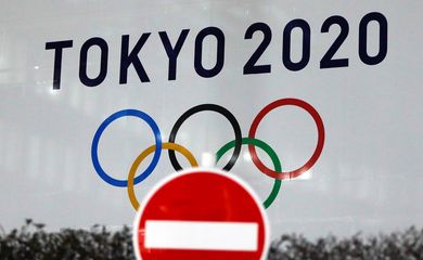 Logo da Olimpíada Tóquio-2020 em Tóquio - anéis - sinal fechado