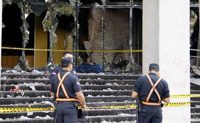 Policiais vigiam o Congresso Nacional do Paraguai, na capital, Assunção. A população procura voltar à normalidade após os enfrentamentos entre policiais e manifestantes que incendiaram parte do Congresso na última sexta (31)