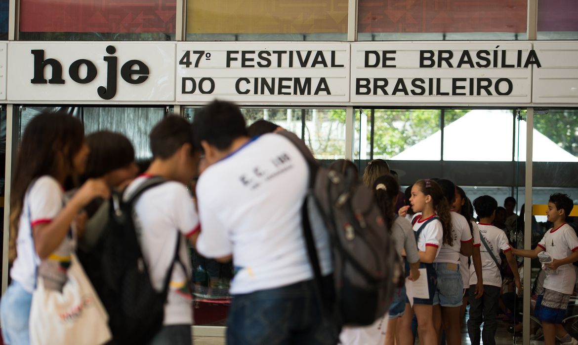 Crianças de escolas públicas do DF vão a sessão de cinema em mostra com temática infantil paralela ao Festival de Cinema de Brasília, que acontece no Cine Brasília( Marcelo Camargo/Agência Brasil)