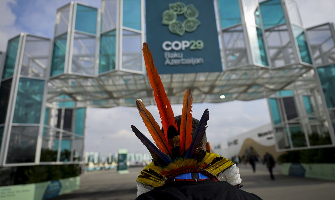 Samuel do povo indígena Arara ( Acre ) posa para fotos durante a chegada de delegações e participantes na COP29 em Baku, Azerbaijão, Novembro 11, 2024. Credito: ApexBrasil / Divulgação