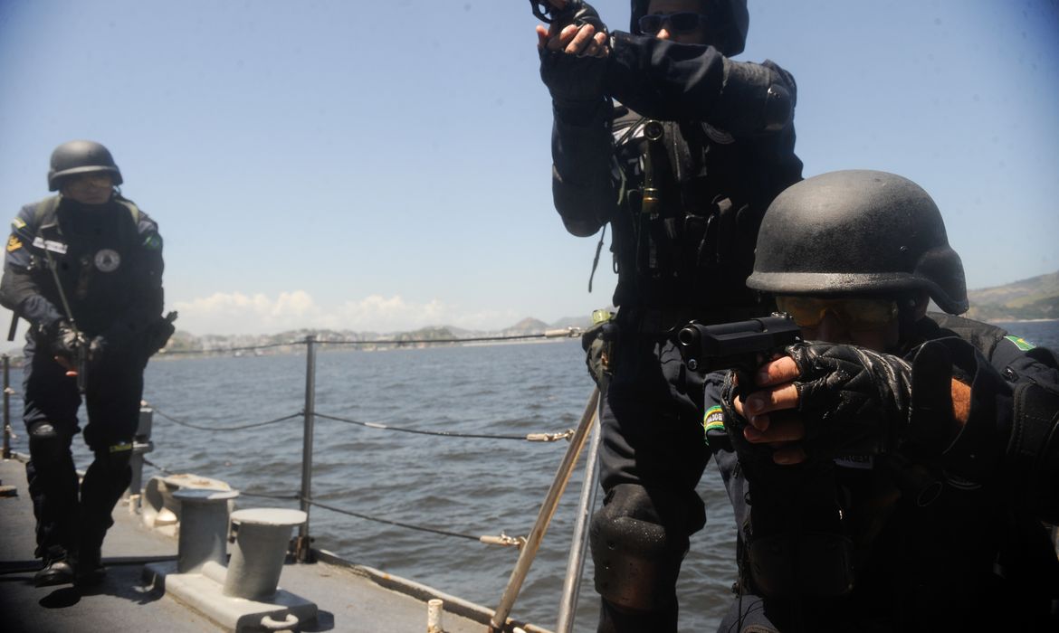 Marinha realiza simulação de operação de patrulha e inspeção naval