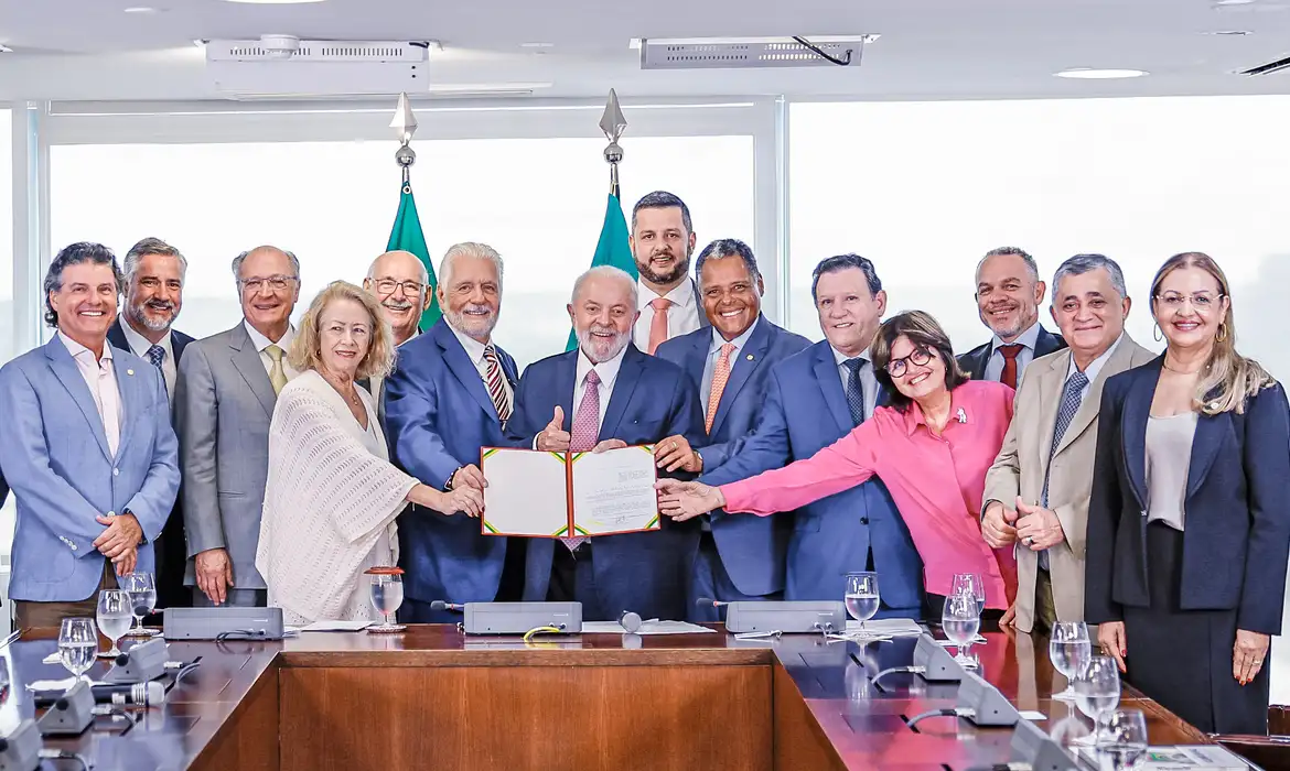 16.01.2024 - Presidente da República, Luiz Inácio Lula da Silva, durante reunião com o Secretário-Executivo do Ministério da Saúde, Swedenberger do Nascimento Barbosa, no Palácio do Planalto. Brasília - DF.  
Foto: Ricardo Stuckert / PR