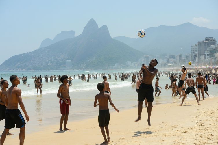 Rio de Janeiro (RJ), 15/11/2023 – Cariocas e turistas lotam a praia de Ipanema, na Zona Sul, em um dia muito quente no Rio de Janeiro. Foto: Tomaz Silva/Agência Brasil