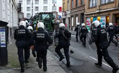 Policiais perto de tratores em protesto de agricultores em Bruxelas
 18/12/2025    REUTERS/Yves Herman
