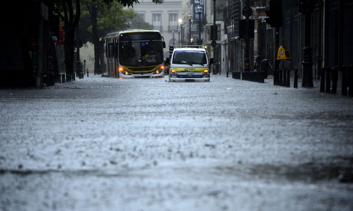 Rio de Janeiro - Passageiros de um ônibus ficaram ilhados no alagamento na Rua do Lavradio, na Lapa, região central, durante temporal com forte chuva e vento  (Fernando Frazão/Agência Brasil)