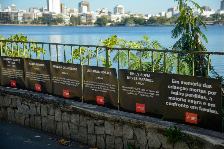 RIO DE JANEIRO (RJ), 06/07/2023 - ONG Rio de Paz questiona o governo do estado sobre os desaparecidos no Rio de Janeiro em faixa instalada na Lagoa Rodrigo de Freitas, na zona sul da capital fluminense e cartazes lembram vítimas de bala perdida. Foto: Tomaz Silva/Agência Brasil