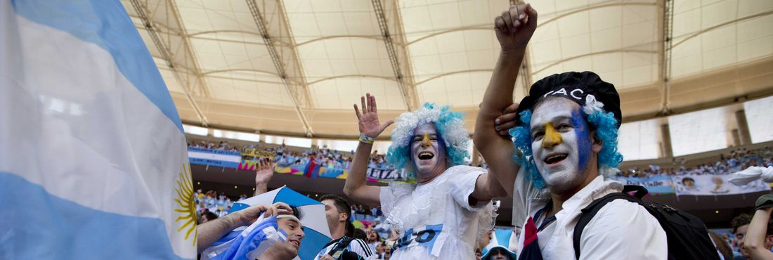 Torcedores argentinos comemoram vitória nas quartas de final da Copa do Mundo sobre a Bélgica, no Estádio Nacional, em Brasília