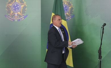 O ministro-chefe da Casa Civil, Onyx Lorenzoni, fala à imprensa após a primeira reunião do presidente Jair Bolsonaro com a equipe ministerial, no Palácio do Planalto.