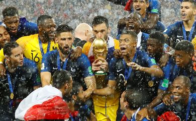 França recebe o troféu e as medalhas pela vitória na final da Copa do Mundo 2018, na Rússia