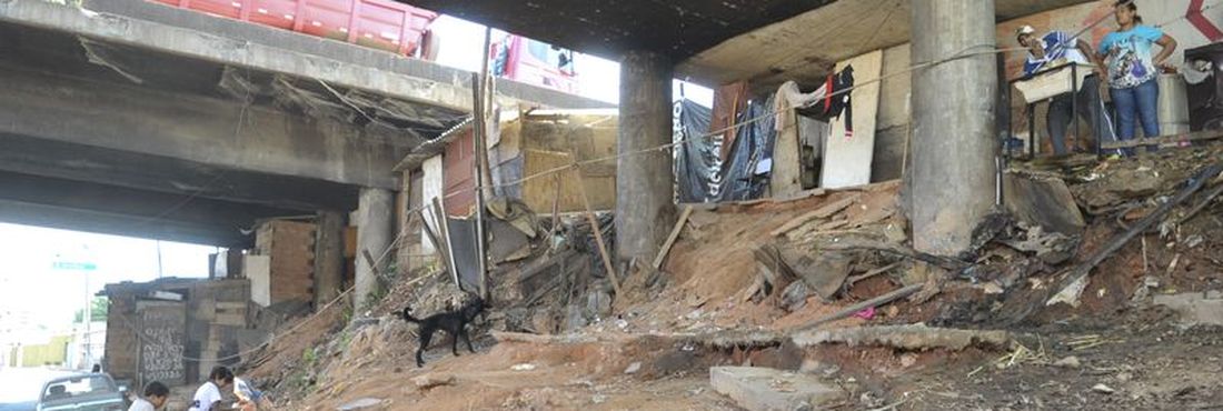 Comunidades relatam em Belo Horizonte violação do direito à moradia; moradores da Vila da Paz sobrevivem debaixo de viaduto
