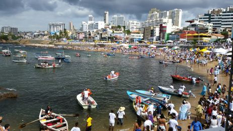 Sayonara Moreno/Agência Brasil Homenagens a Iemanjá reúnem milhares em Salvador em festa no Rio Vermelho