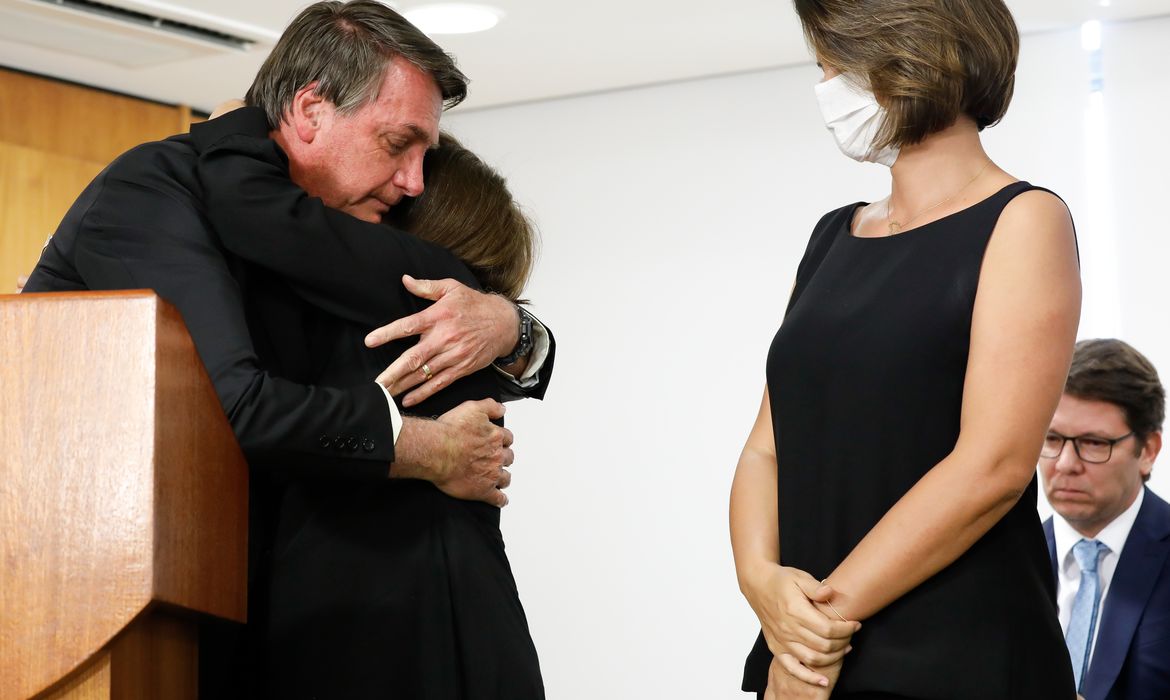 O presidente Jair Bolsonaro e a primeira-dama Michelle Bolsonaro homenagearam hoje (1º) o músico Francisco Ferreira Lima, conhecido como Pinto do Acordeon, que morreu em julho deste ano, aos 72 anos, vítima de câncer.
