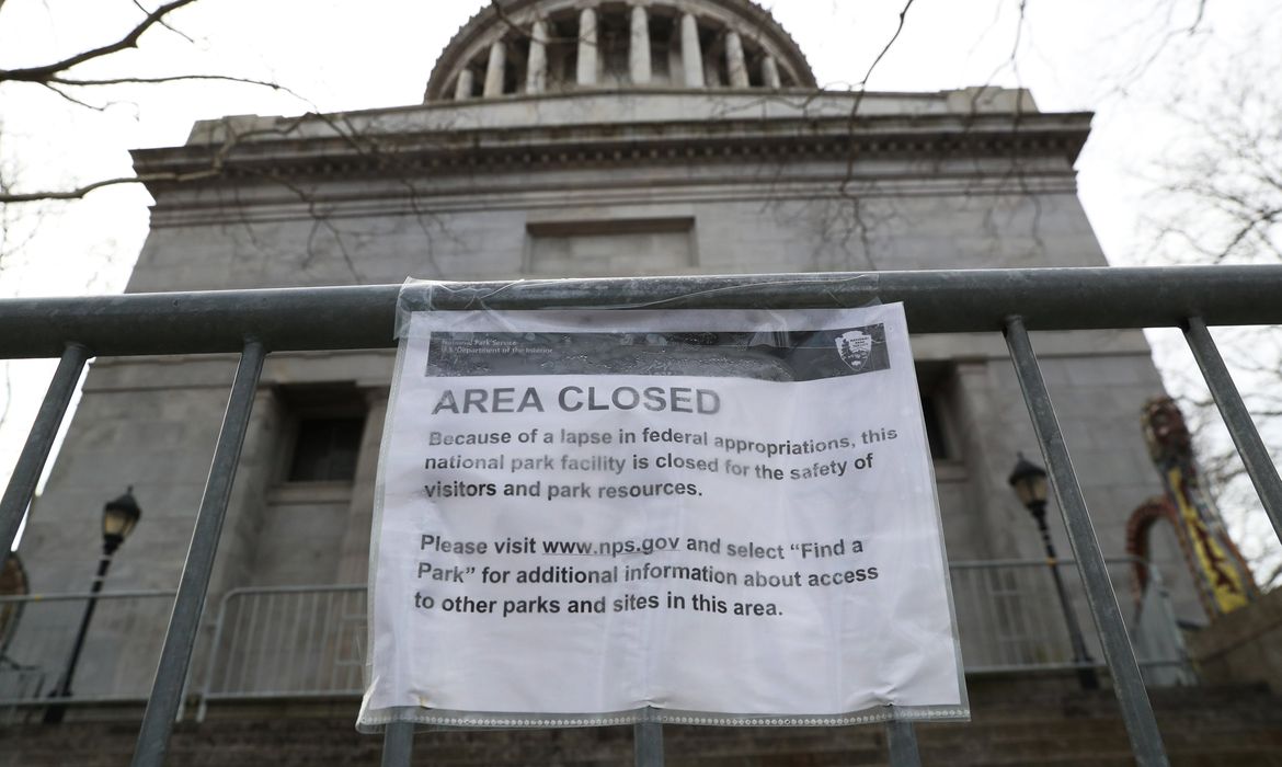 Placa indica que o monumento General Grant National, em Nova York, está fechado por causa da paralisação parcial do governo dos EUA, chamada de shutdown