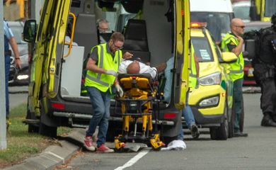 Uma pessoa ferida é colocada em uma ambulância após um tiroteio na mesquita Al Noor em Christchurch, Nova Zelândia, em 15 de março de 2019.