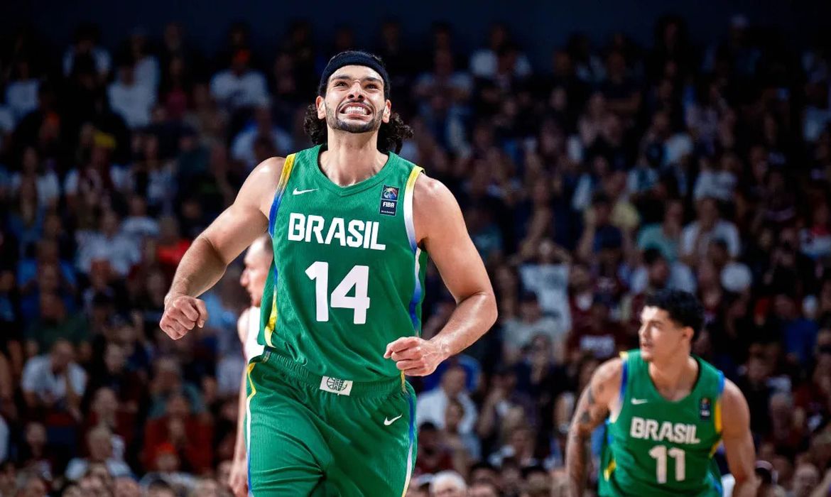 Riga-Letônia, 07.07.2024 - Jogador Léo Meindl comemora cesta contra a Letônia durante partida de basquete entre Brasil e Letônia, pelo torneio Pré-Olímpico de Basquete. Foto: FIBA/Divulgação