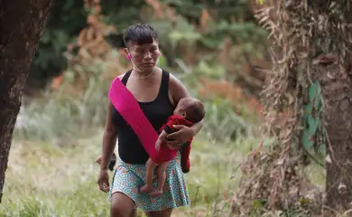 Yanomamis convivem nos arredores da Casa de Saúde do Índio, onde está instalado Hospital de Campanha da FAB, que presta atendimento aos indígenas trazidos em situação de emergência para Boa Vista.