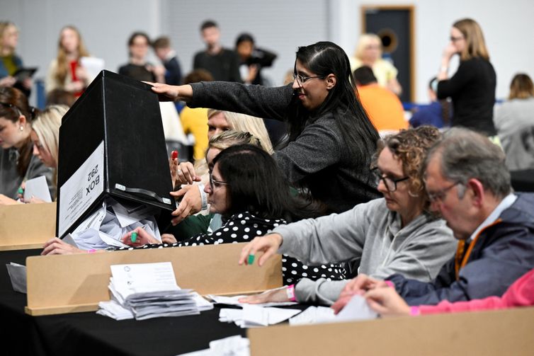 Staff count ballot papers for Glasgow during the UK election in Scotland, Britain, July 4, 2024. Foto: Lesley Martin/Reuters/Proibida a Reprodução