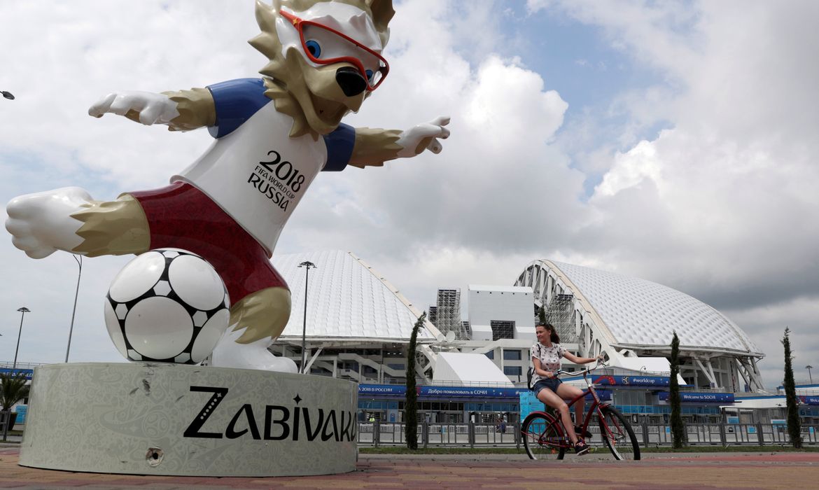 Uma visão geral mostra o Estádio Fisht e o mascote Zabivaka da Copa do Mundo em Sochi, Rússia, em 5 de julho de 2018.