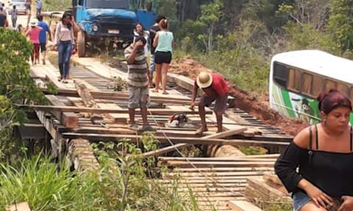 Moradores recuperam ponte na BR-319 no Amazonas