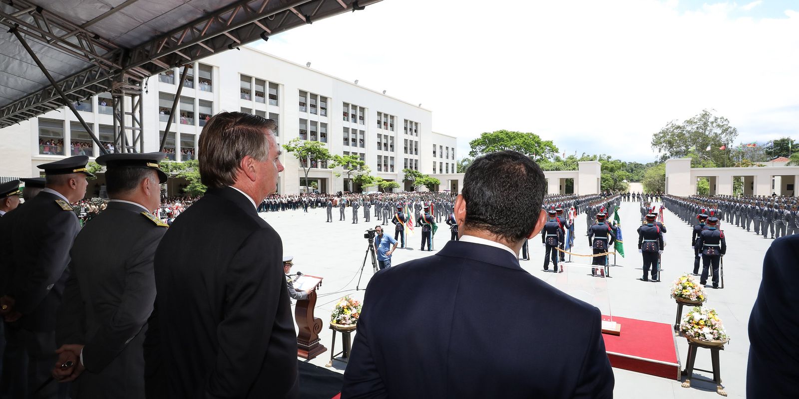 President Bolsonaro participates in the graduation of cadets at Aman
– News X