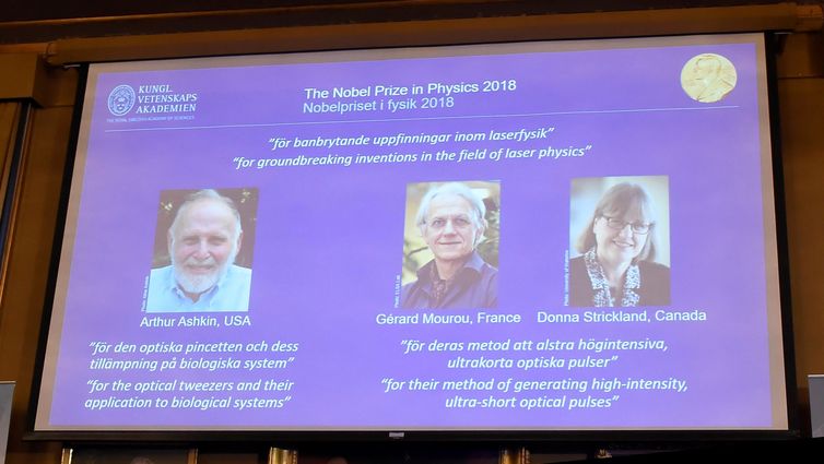 EPA6874. ESTOCOLMO (SUECIA), 02/10/2018.- Los retratos de los tres ganadores del Nobel de Física, el estadounidense Arthur Ashkin (izq), el francés Gérard Mourou (c) y la canadiense Donna Strickland, son expuestos en la Real Academia de las