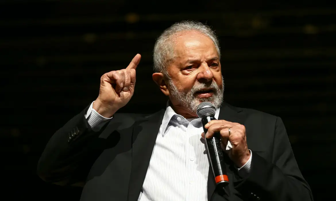 O presidente eleito, Luiz Inácio Lula da Silva, visita pela primeira vez o centro de transição no Centro Cultural Banco do Brasil (CCBB) e se reúne com parlamentares das bancadas aliadas.