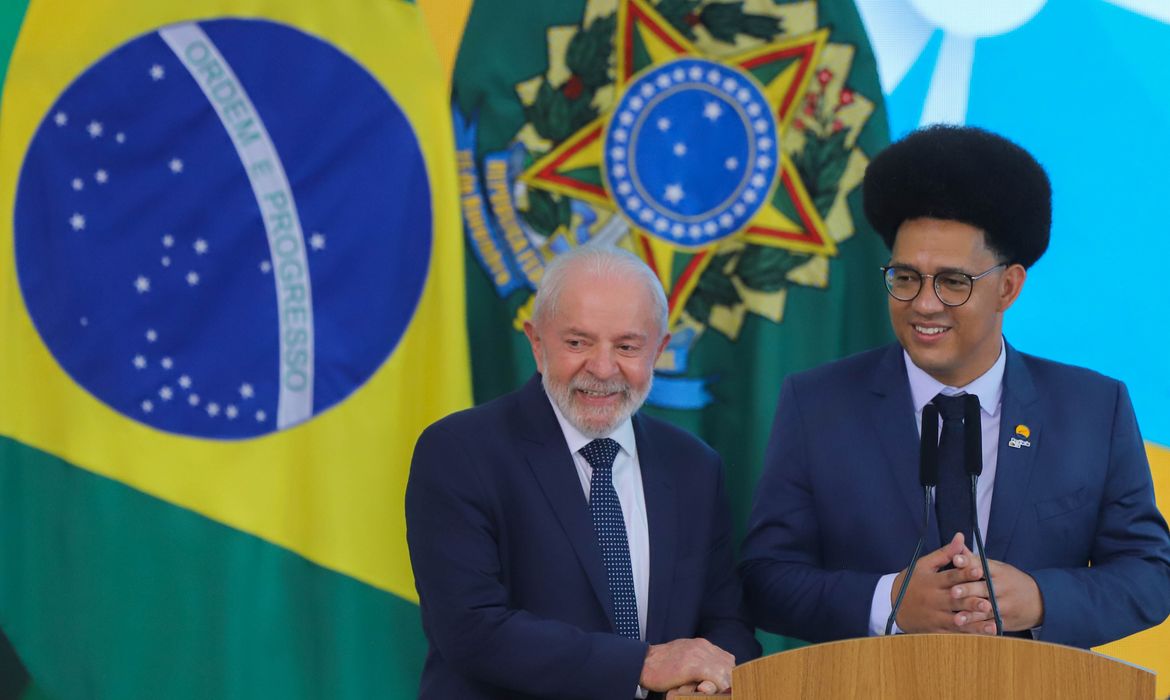 Brasília (DF), 28/11/2024 - O Presidente da República Luiz Inácio Lula da Silva e o secretário Nacional de Periferias Guilherme Simões participam da  Cerimônia de lançamento do Programa Periferia Viva. Foto: Wilson Dias/Agência Brasil