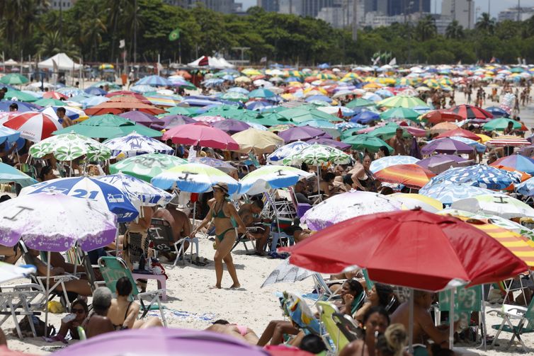 Fernando Frazão/Agência Brasil Rio de Janeiro (RJ) 25/01/2025 – Frequentadores se refrescam na Praia do Flamengo durante semana com alerta de calor extremo. Foto: Fernando Frazão/Agência Brasil