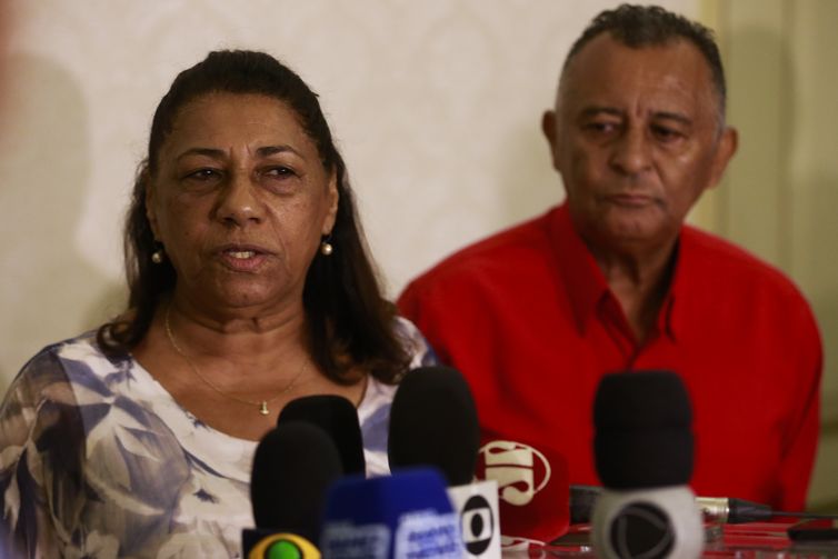 A mãe de Marielle Franco fala à imprensa após reunião entre a família, a Anistia Internacional e o governador do Rio de Janeiro, Wilson Witzel, no Palácio Guanabara.