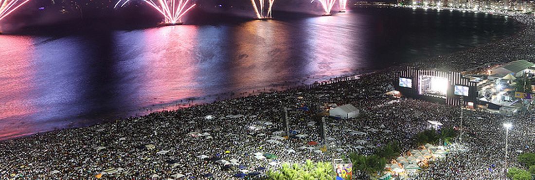 Cerca de duas milhões de pessoas estiveram na praia de Copacabana para a chegada de 2015