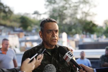 O general Barros fala à imprensa após enterro do soldado do Exército João Viktor da Silva, morto em confronto com traficantes no Complexo da Penha, no cemitério de Engenheiro Pedreira, em Japeri.
