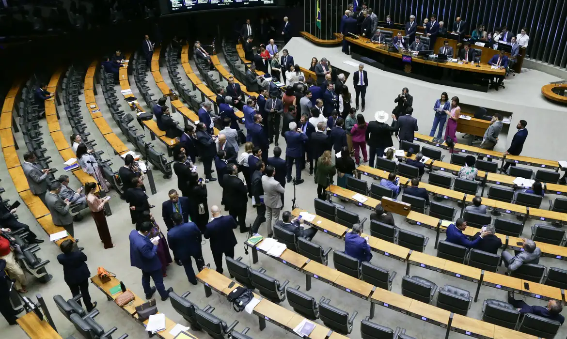 Brasília (DF) 18/12/2024  O Congresso Nacional realiza sessão semipresencial para votar o projeto da Lei de Diretrizes Orçamentárias (LDO) de 2025. (Senadores e Deputados da oposição e do governo negociam antes da votação da LDO). Foto Lula Marques/ Agência Brasil