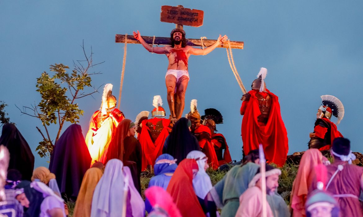 Encenação da Paixão de Cristo emociona fiéis no Morro da Capelinha