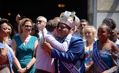 O prefeito Marcelo Crivella abraça o Rei Momo na cerimônia de abertura oficial do carnaval do Rio, no Palácio da Cidade (Tânia Rêgo/Agência Brasil)