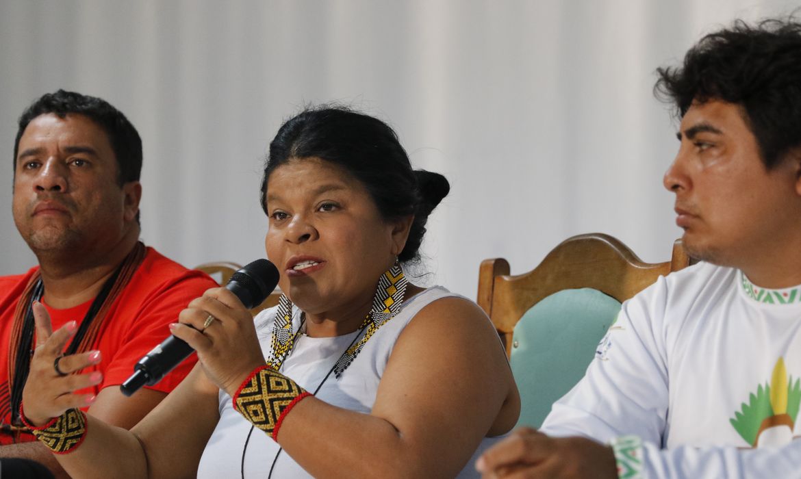 Entrevista coletiva da ministra dos Povos Indígenas, Sônia Guajajara, com lideranças ao voltar da visita a Terra Indígena Yanomami, no Distrito Sanitário Especial Indígena Yanomami. 