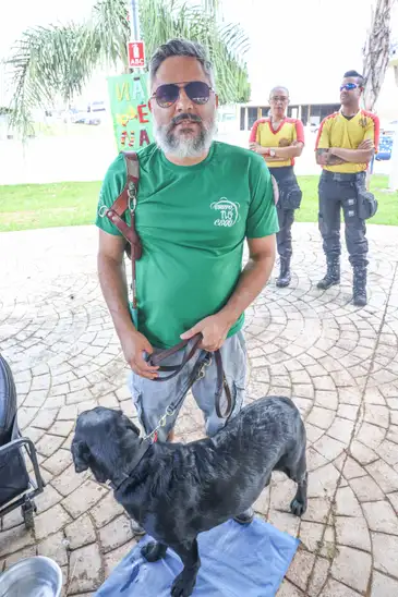 Brasília (DF), 16/02/2026 – O deficiente visual, Thiago Vieira  fala com Agência Brasila durante apresentação do Bloco de carnaval Deficiente é a mãe, na torre de TV.
Foto: Valter Campanato/Agência Brasil