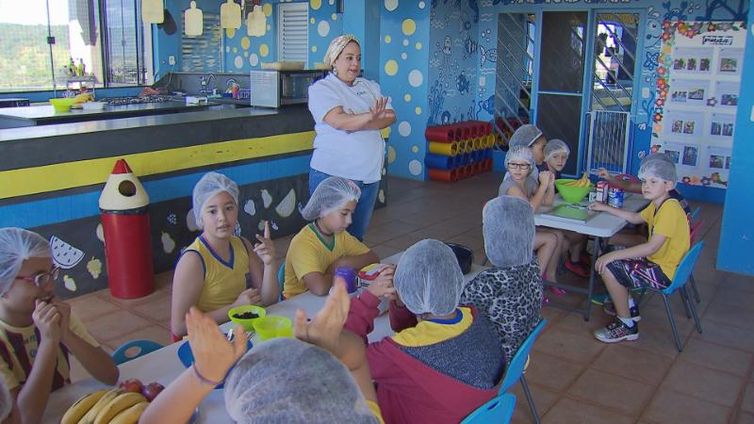 Crianças preparam o próprio lanche e aprendem sobre alimentação saudável em Brasília