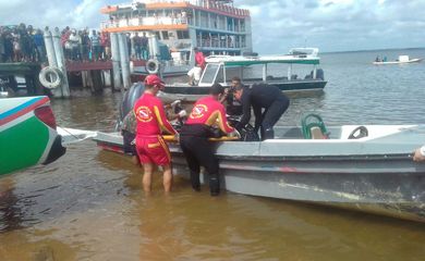 As equipes que trabalham nas buscas de desaparecidos no naufrágio da embarcação Capitão Ribeiro resgatam corpos de vítimas (Márcio Flexa/Divulgação/Secom Pará)