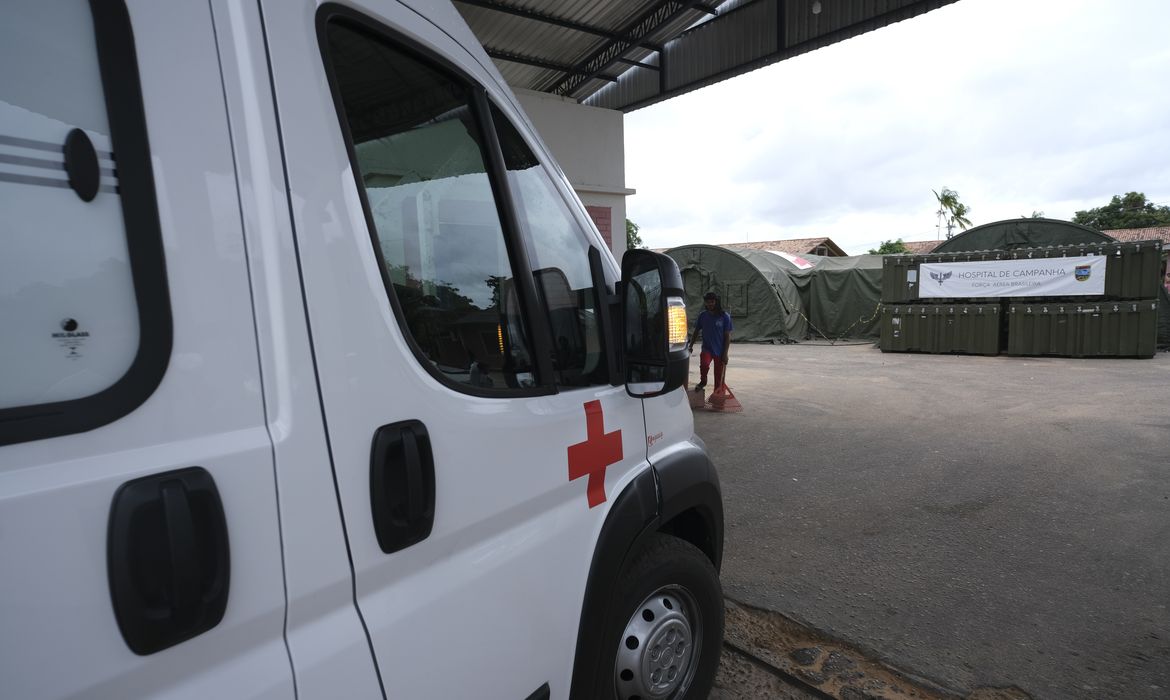 Ambulância  entra na Casa de Saúde do Índio, onde está instalado Hospital de Campanha da FAB, que presta atendimento aos indígenas trazidos em situação de emergência para Boa Vista.