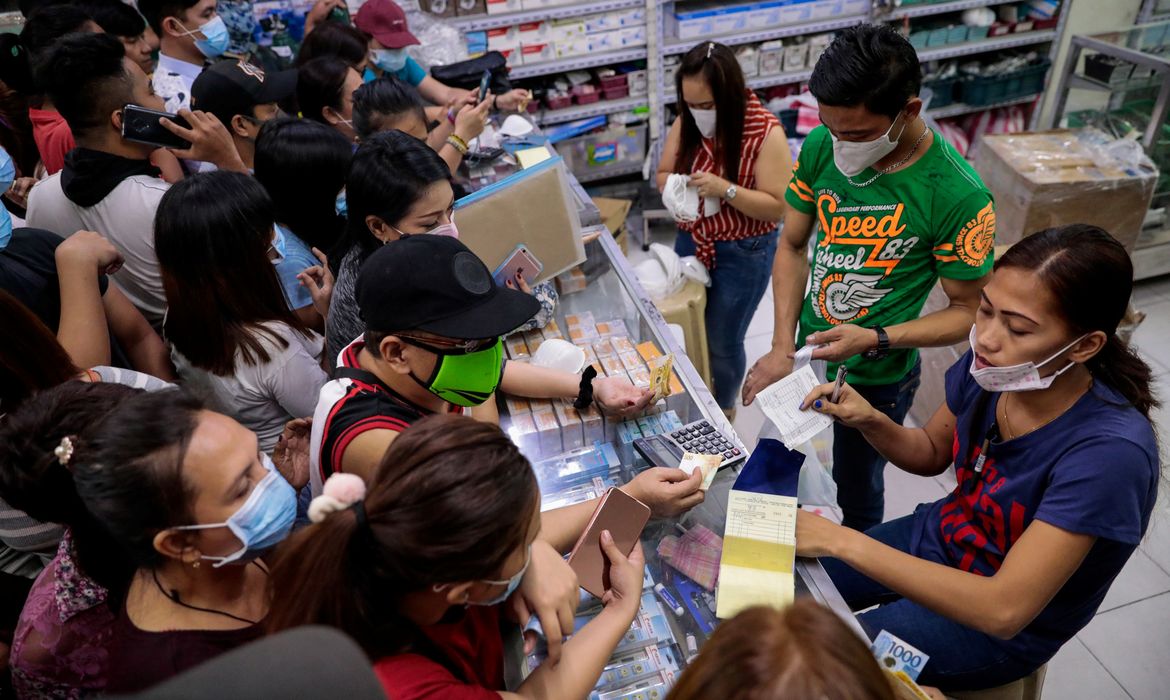 Pessoas compram máscara de proteção em Manila, capital das Filipinas, depois que o governo confirmou o primeiro caso no país REUTERS/Eloisa Lopez