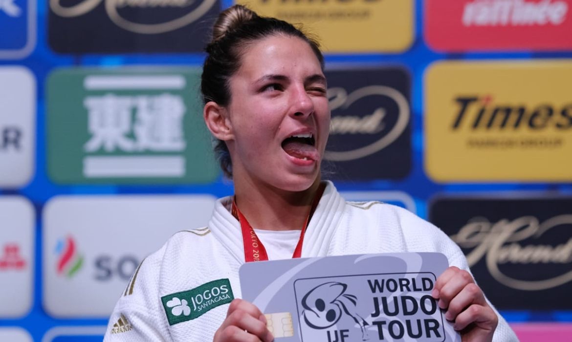 No exterior, a judoca Bárbara Timo e outros atletas brasileiros improvisam para enfrentar quarentena
