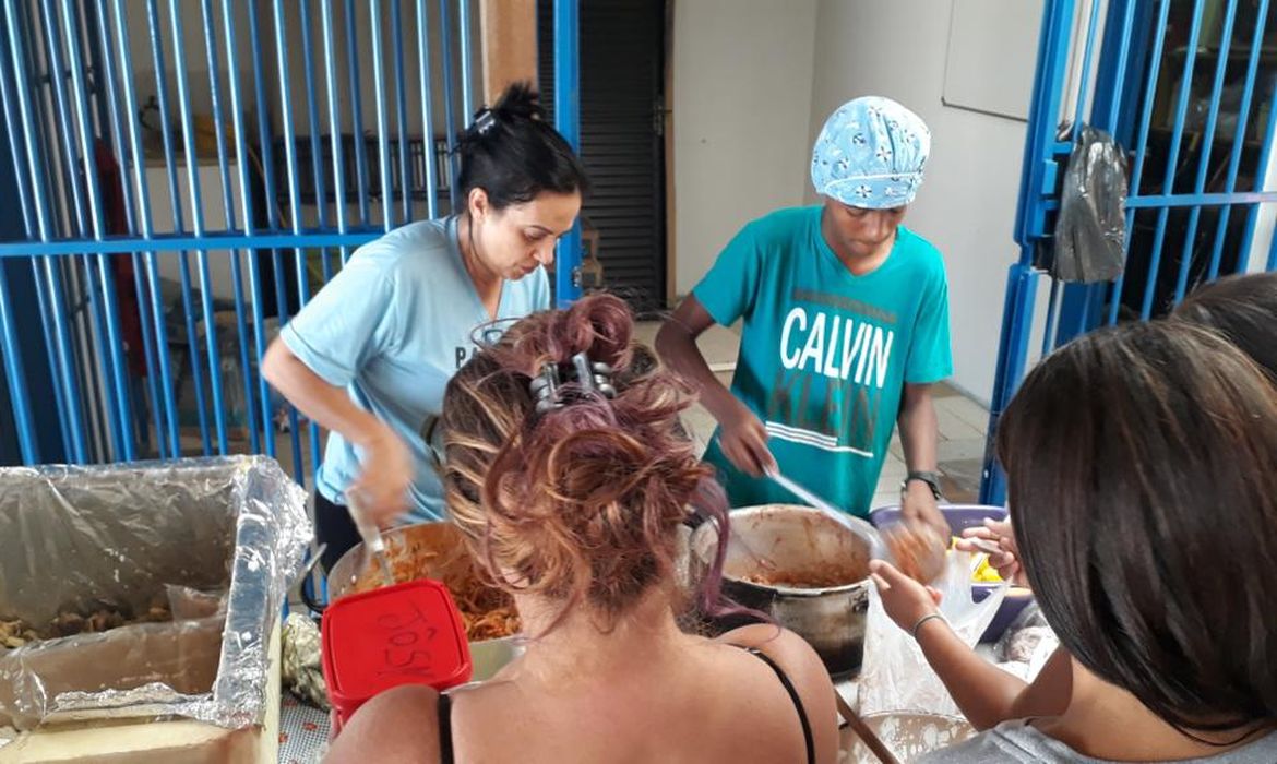 Voluntários do Pamana distribuem comida para famílias de Planaltina