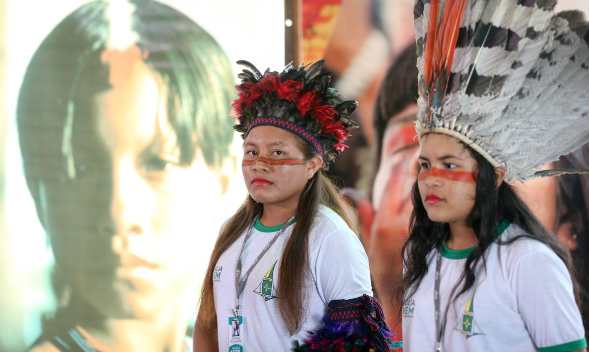 Brasília - Jovens de origem indígena atuam como guias turísticos no Memorial dos Povos Indígenas  (Fabio Rodrigues Pozzebom/Agência Brasil)