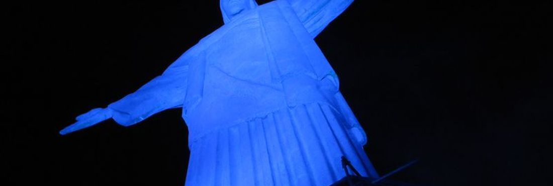 O Cristo Redentor ganhou uma iluminação azul como forma de marcar a campanha Coração Azul, contra o tráfico de pessoas, desenvolvida pelo ONU