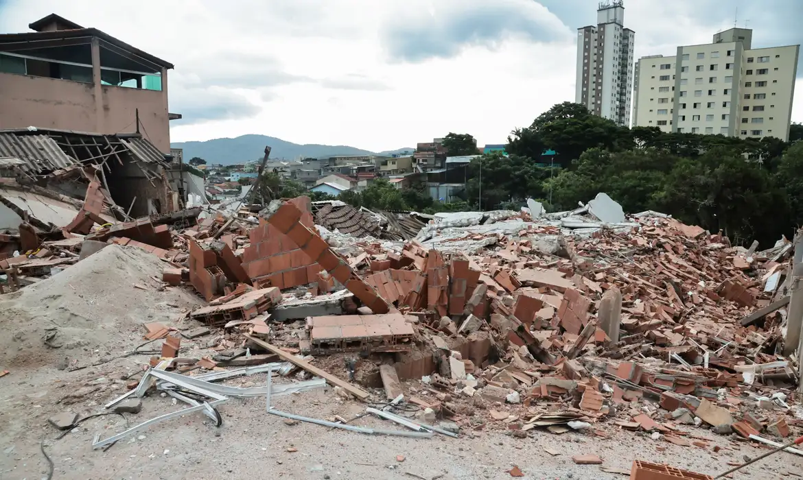 São Paulo (SP), 13/02/2025 - Prédio de Três andares desaba na Rua Pedro Osório Filho, na Vila Nova Cachoeirinha.
Foto: Paulo Pinto/Agência Brasil