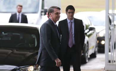 O presidente Jair Bolsonaro e o ministro do Meio Ambiente, Ricardo Salles recebem cumprimentos de turistas na entrada do Palácio da Alvorada.