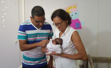 O pai e a avó de Mariana vieram de Jacobina com a bebê para testes de audição agendados na Cepred, em Salvador