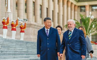 O presidente da China, Xi Jinping (e) recebe no Grande Palácio do Povo, o presidente Luiz Inácio Lula da Silva (d). Neste encontro assinaram uma série de acordos comerciais e de parceria. 
Foto: Ricardo Stuckert/PR