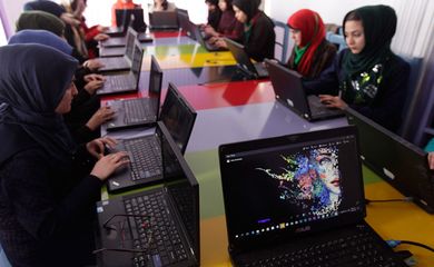 Mulheres aprendem a programar em um centro de tecnologia no Afeganistão